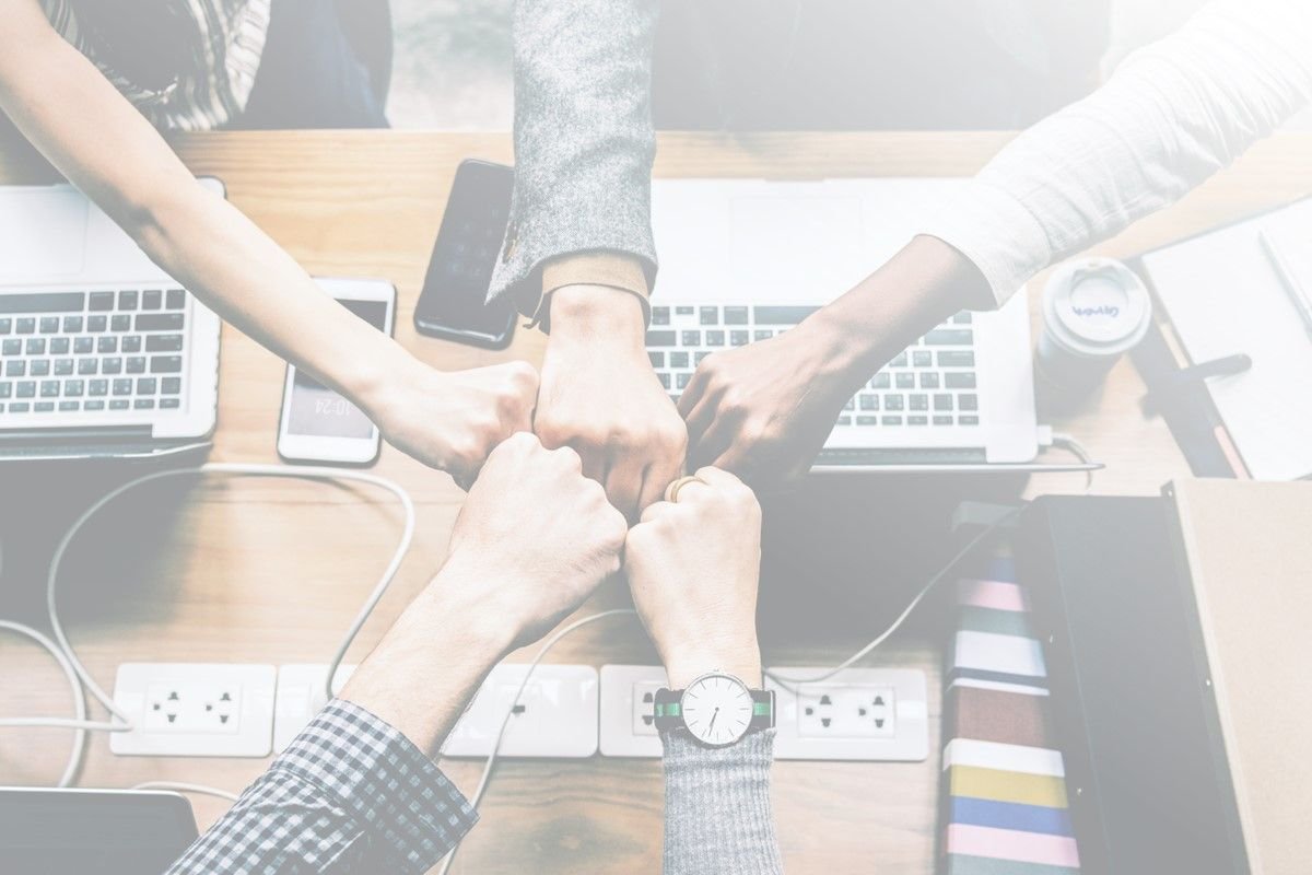 rotulo-web-papillon-asesoramiento-continuo-varias-manos-1200x800