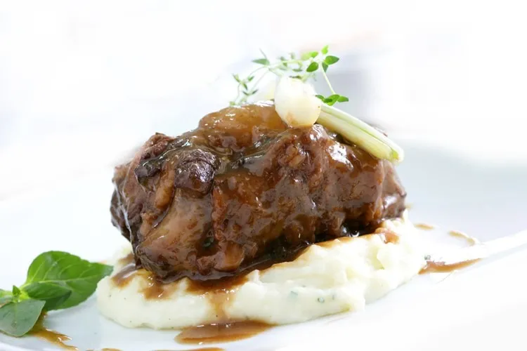 Osobuco de ternera sobre parmentier de patatas